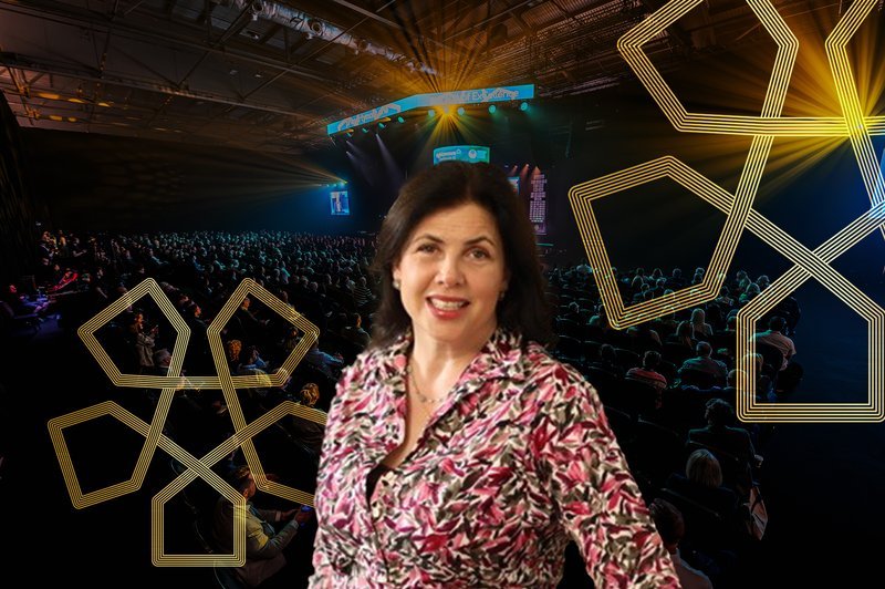 Kirstie Allsopp with PMOne backdrop.jpg